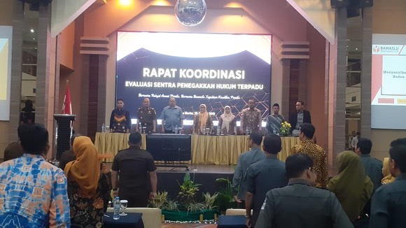 Anggota Gakkumdu Bawaslu Kota Banjarmasin menghadiri acara Rapat Koordinasi Evaluasi Sentra Penegakkan Hukum Terpadu