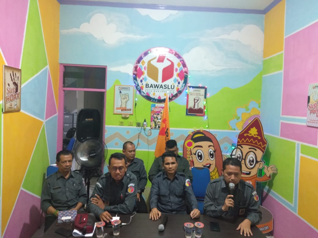 Bawaslu Kota Banjarmasin dan Bawaslu Provinsi Kalsel menggelar jumpa pers --