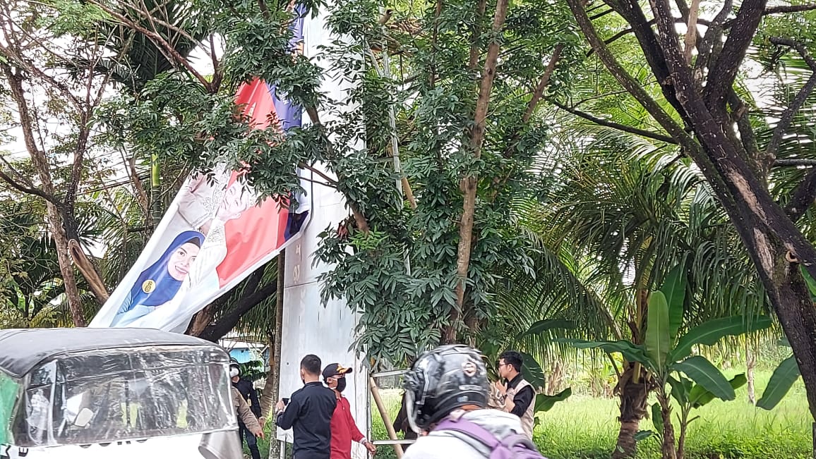 Bawaslu Kota Banjarmasin Melakukan Penertiban APK