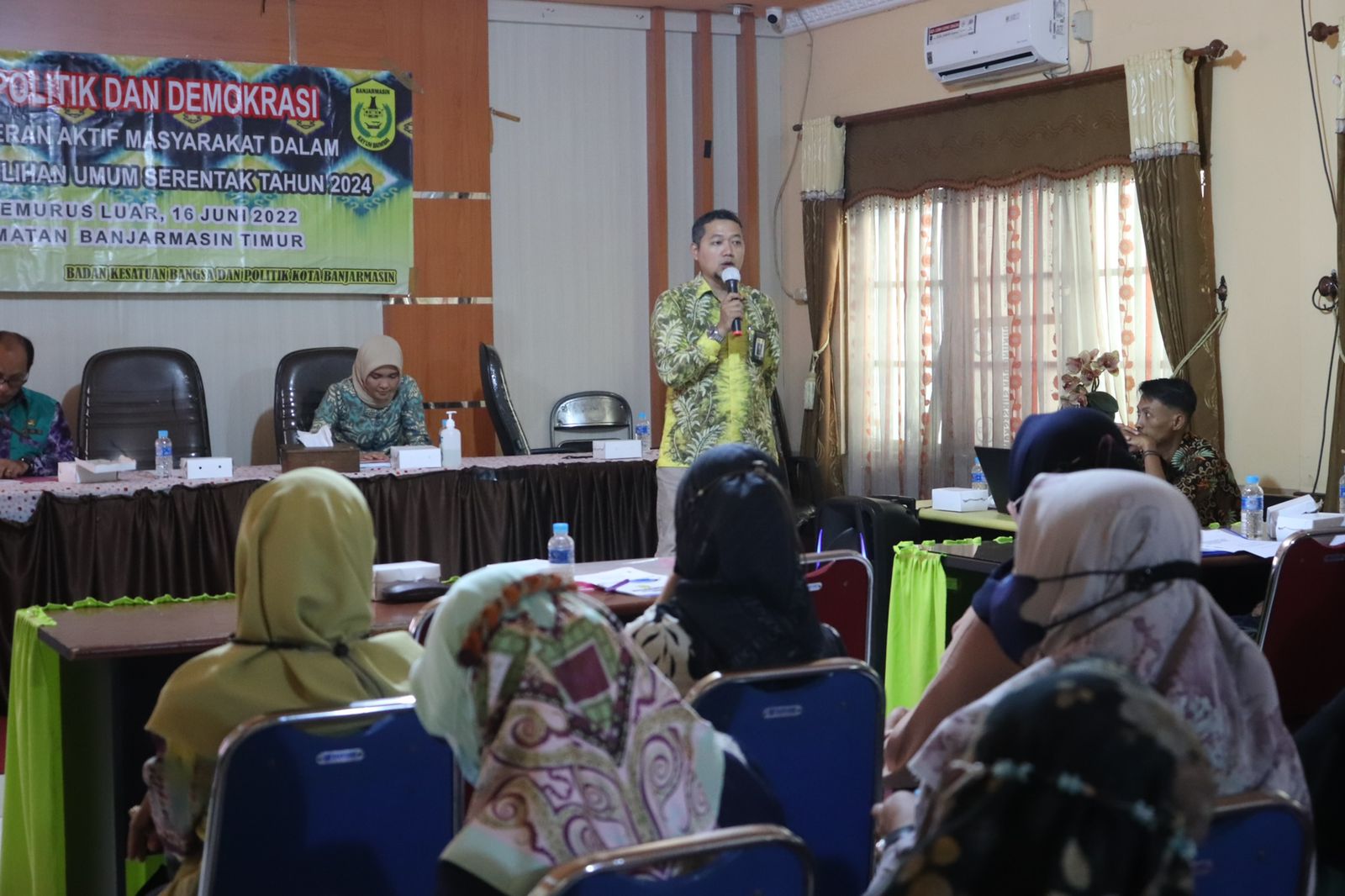 “Jangan Milih Karena Iming-Iming Uang”