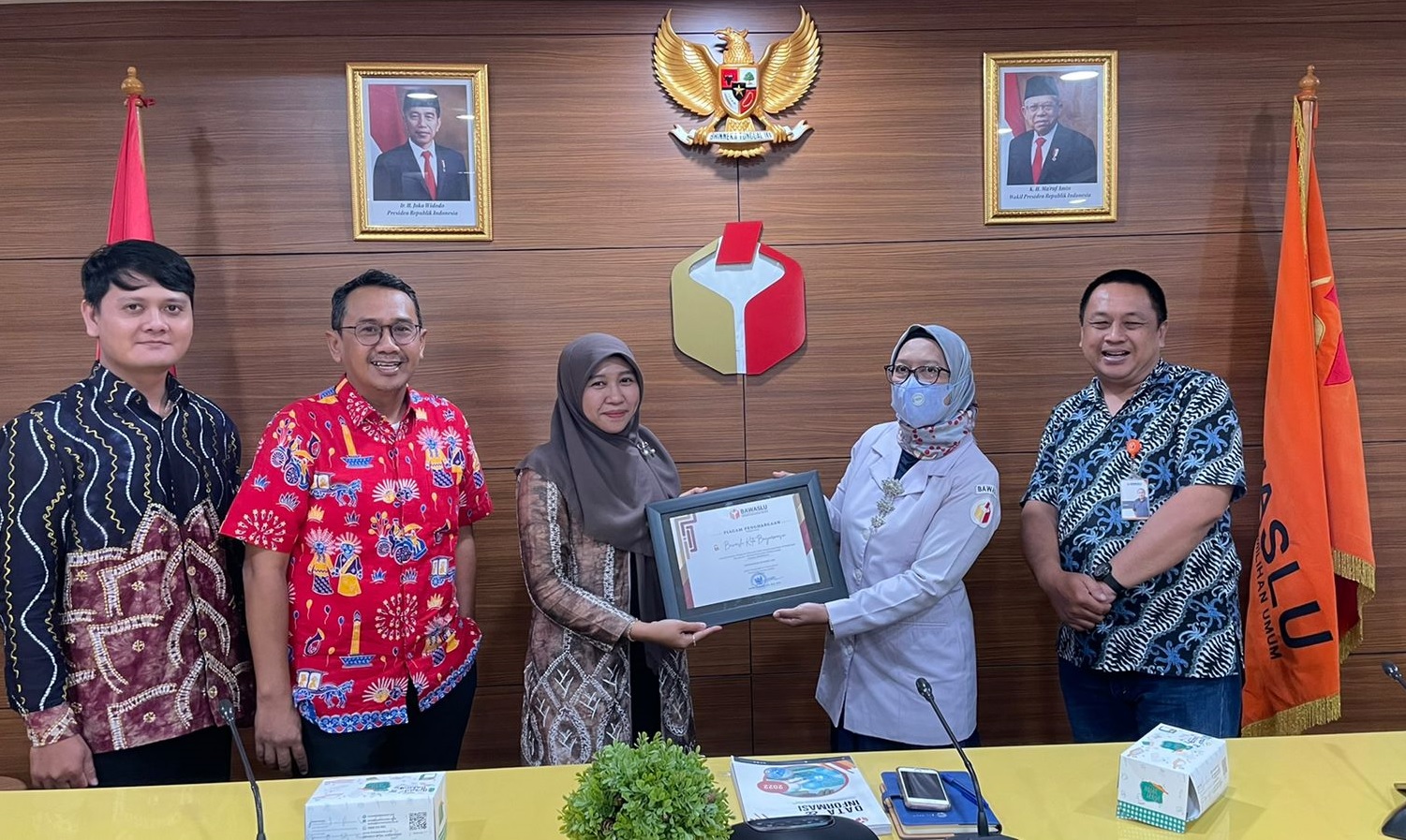 Bawaslu Banjarmasin Terima Penghargaan KIP Predikat Informatif