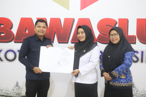 Penyerahan SK CPNS Oleh Ketua Bawaslu Kota Banjarmasin dan Kepala Sekretariat Bawaslu Kota Banjarmasin