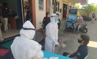 Mendekati Hari PSU, Petugas Adhoc Bawaslu Kecamatan Kota Banjarmasin di Swab Antigen