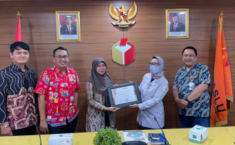 Bawaslu Banjarmasin Terima Penghargaan KIP Predikat Informatif